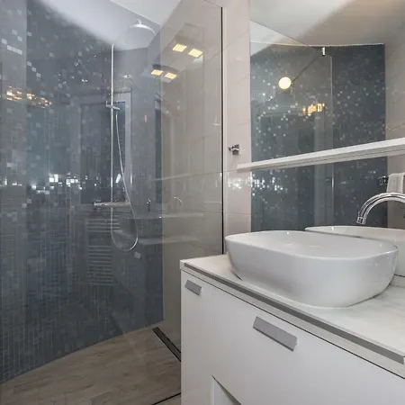 Sunny Rooftop Apartment *